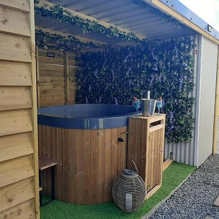 Gwalchmai Anglesey New Modern Shepherds Hut With Spa Hot Tub מראה חיצוני תמונה