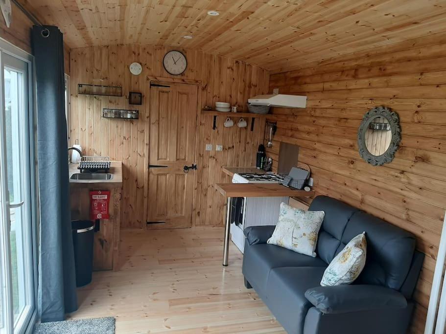 Gwalchmai Anglesey New Modern Shepherds Hut With Spa Hot Tub מראה חיצוני תמונה