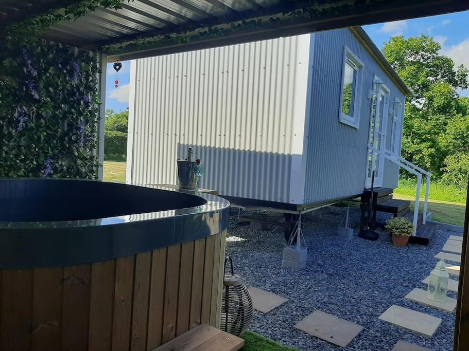 Gwalchmai Anglesey New Modern Shepherds Hut With Spa Hot Tub מראה חיצוני תמונה