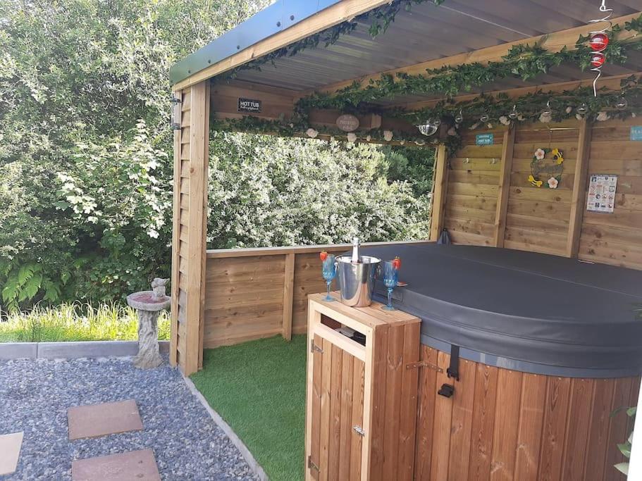 Gwalchmai Anglesey New Modern Shepherds Hut With Spa Hot Tub מראה חיצוני תמונה