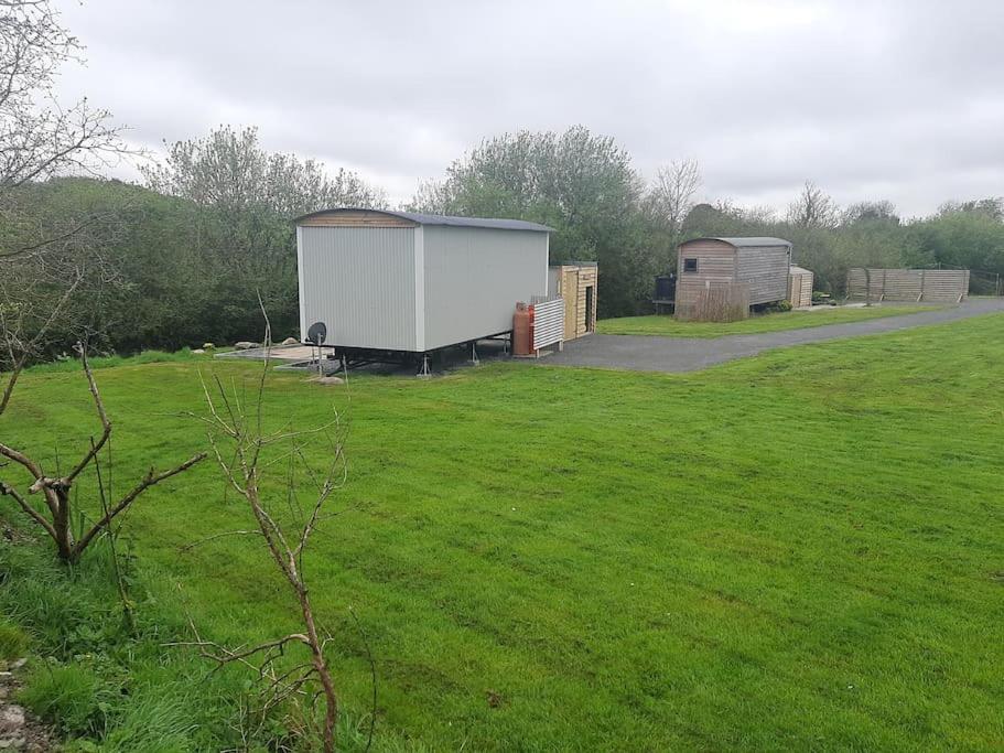Gwalchmai Anglesey New Modern Shepherds Hut With Spa Hot Tub מראה חיצוני תמונה