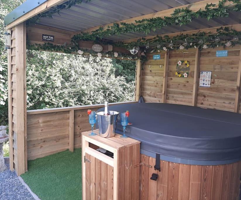 Gwalchmai Anglesey New Modern Shepherds Hut With Spa Hot Tub מראה חיצוני תמונה
