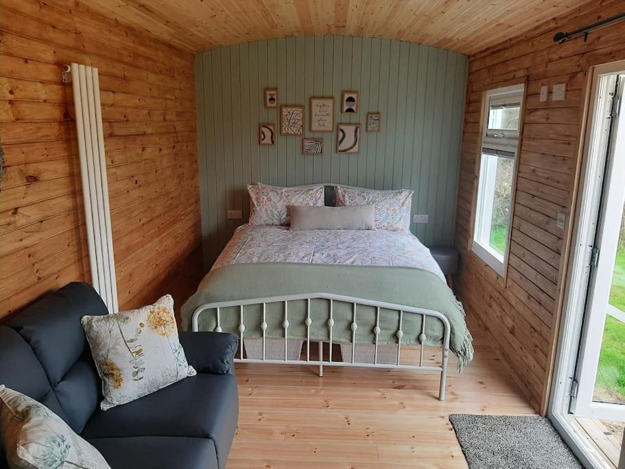 Gwalchmai Anglesey New Modern Shepherds Hut With Spa Hot Tub מראה חיצוני תמונה