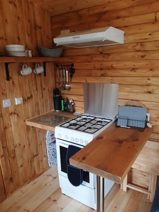 Gwalchmai Anglesey New Modern Shepherds Hut With Spa Hot Tub מראה חיצוני תמונה
