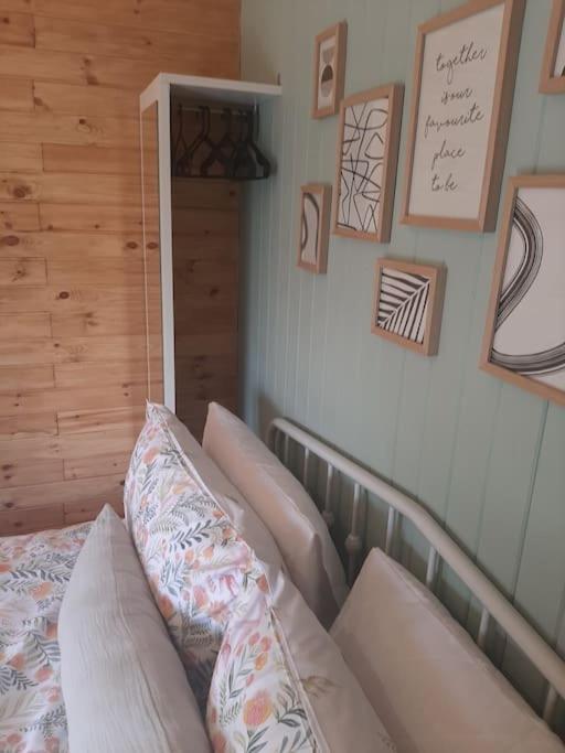 Gwalchmai Anglesey New Modern Shepherds Hut With Spa Hot Tub מראה חיצוני תמונה
