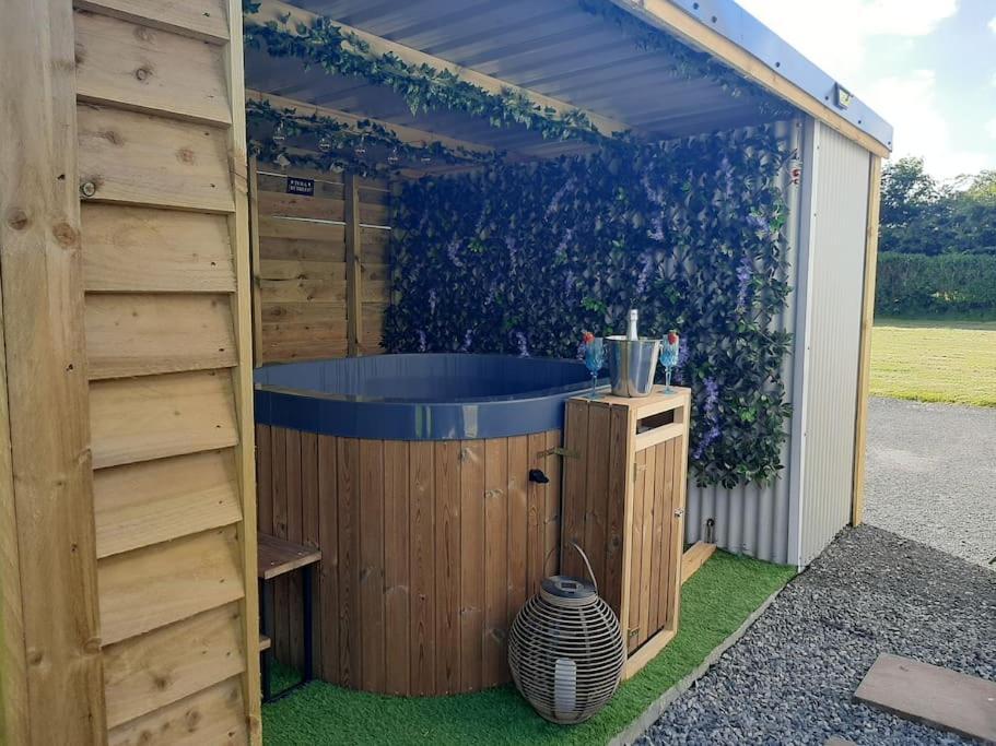Gwalchmai Anglesey New Modern Shepherds Hut With Spa Hot Tub מראה חיצוני תמונה