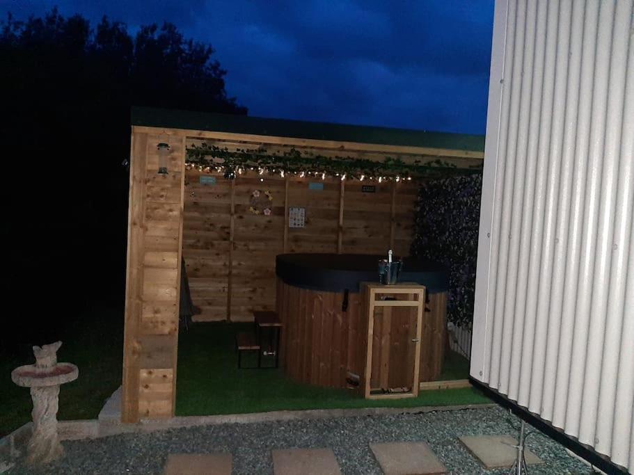 Gwalchmai Anglesey New Modern Shepherds Hut With Spa Hot Tub מראה חיצוני תמונה