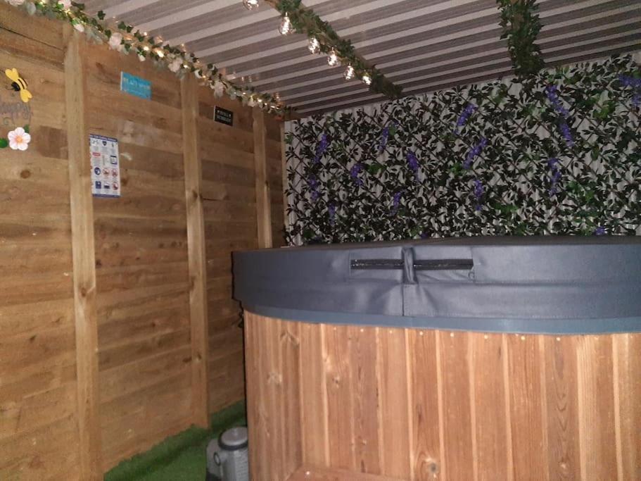 Gwalchmai Anglesey New Modern Shepherds Hut With Spa Hot Tub מראה חיצוני תמונה