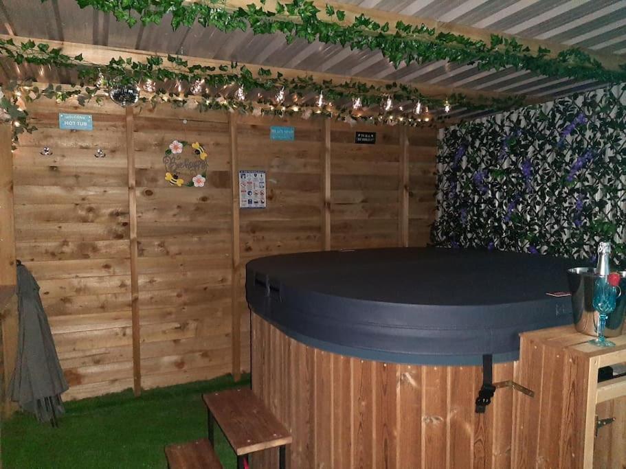 Gwalchmai Anglesey New Modern Shepherds Hut With Spa Hot Tub מראה חיצוני תמונה