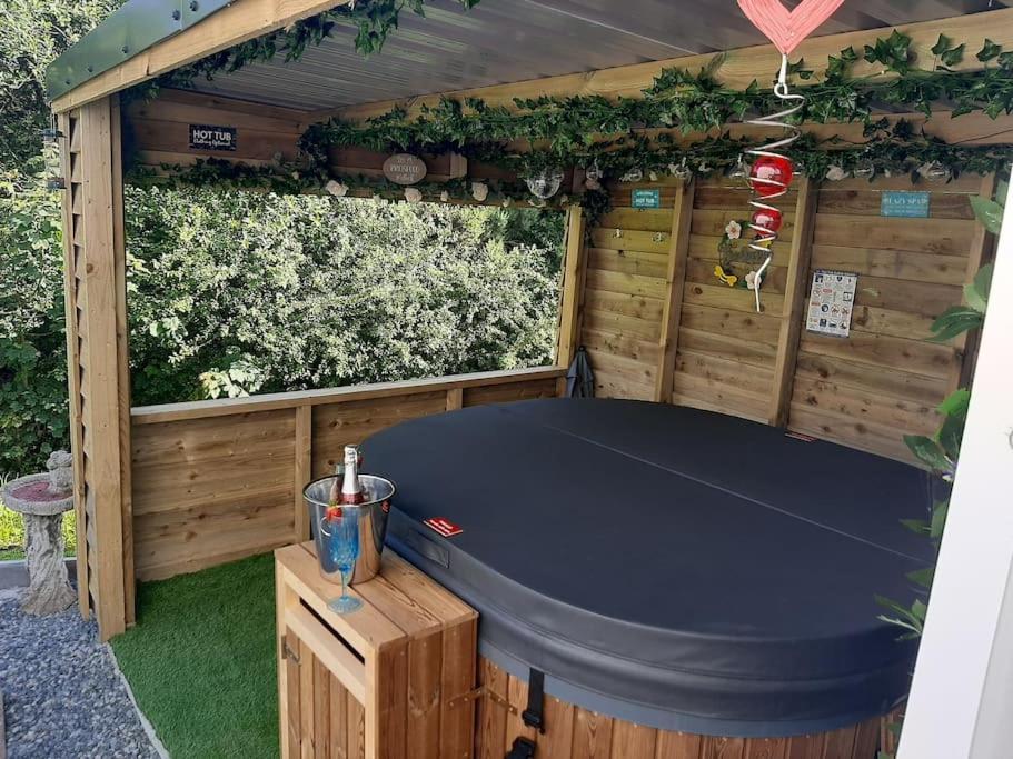 Gwalchmai Anglesey New Modern Shepherds Hut With Spa Hot Tub מראה חיצוני תמונה