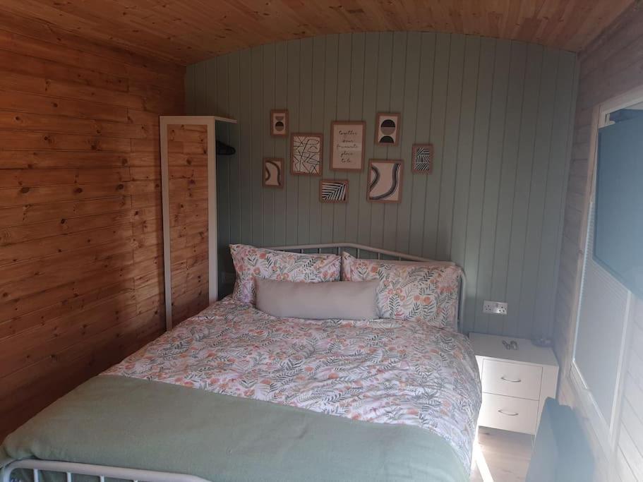 Gwalchmai Anglesey New Modern Shepherds Hut With Spa Hot Tub מראה חיצוני תמונה