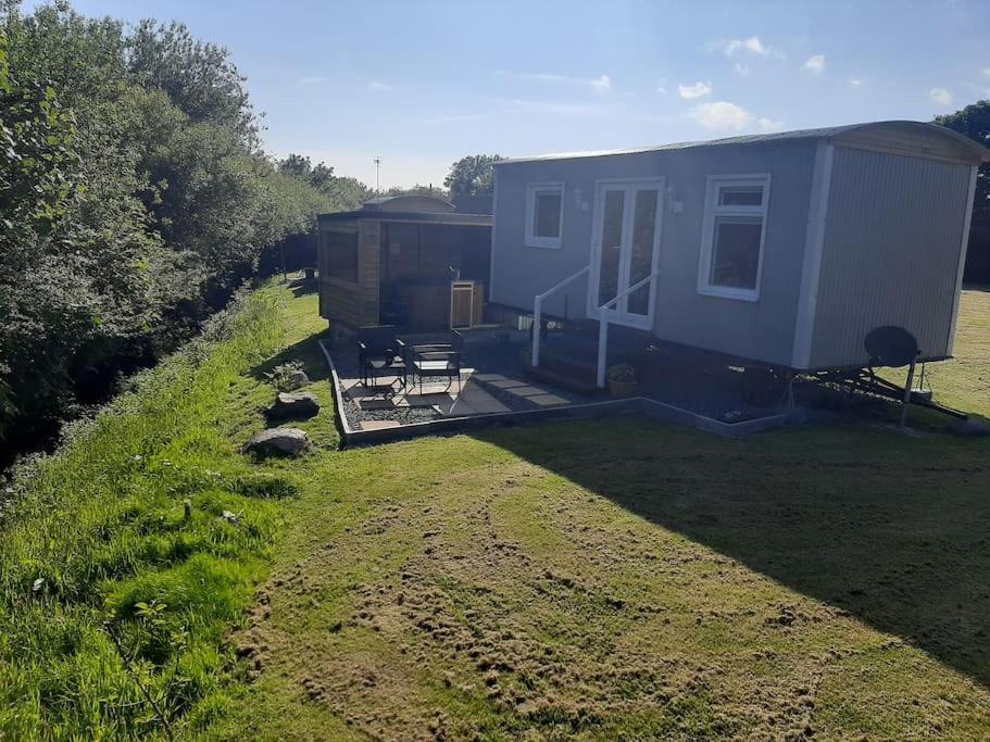 Gwalchmai Anglesey New Modern Shepherds Hut With Spa Hot Tub מראה חיצוני תמונה