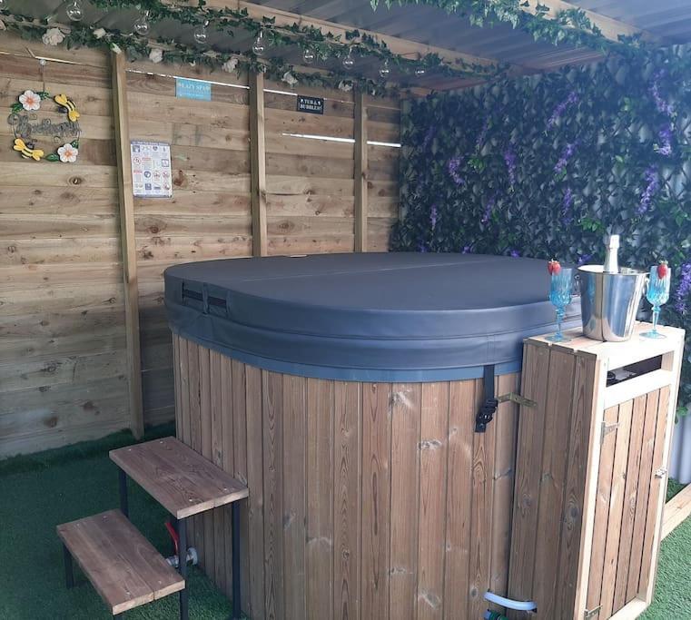 Gwalchmai Anglesey New Modern Shepherds Hut With Spa Hot Tub מראה חיצוני תמונה