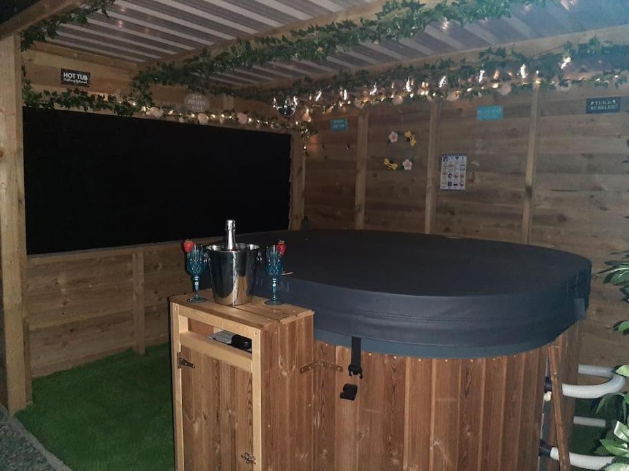 Gwalchmai Anglesey New Modern Shepherds Hut With Spa Hot Tub מראה חיצוני תמונה