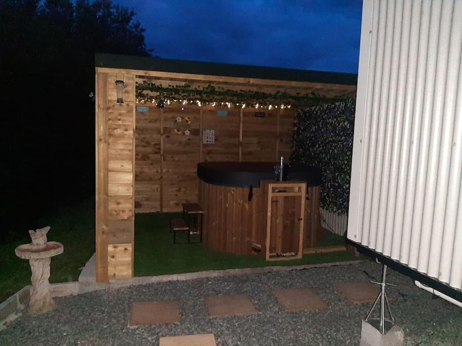 Gwalchmai Anglesey New Modern Shepherds Hut With Spa Hot Tub מראה חיצוני תמונה